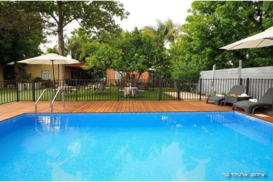 וילה בת גליל - הבריכה והחצר