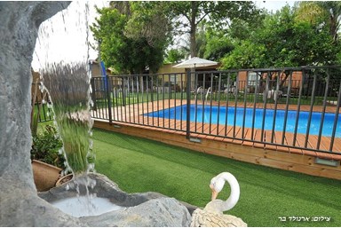 וילה בת גליל - הבריכה והחצר