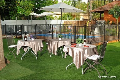 וילה בת גליל - הבריכה והחצר