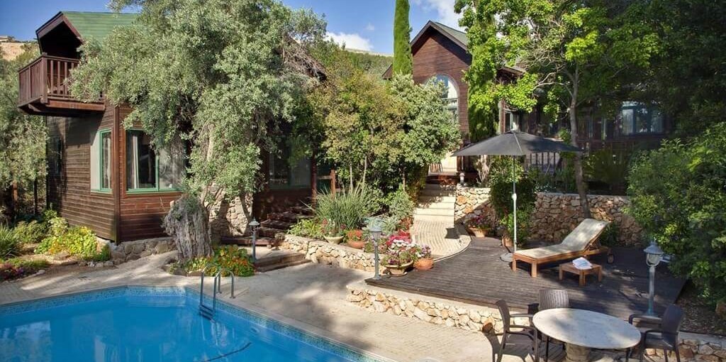 העיגול הפנימי - ראש פינה החצר והבריכה.jpg