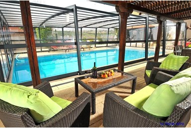 וילה אוויר הרים - החצר והבריכה