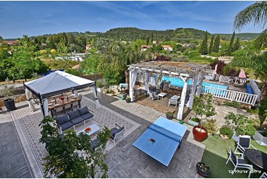 וילה מקסים - החצר