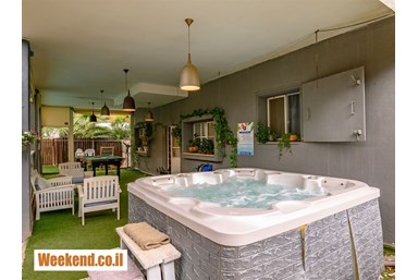 וילה בצל הגפן - החצר והבריכה