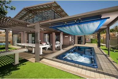 וילה פנדורה - החצר והבריכה