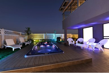 וילה פנדורה - החצר והבריכה