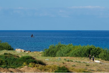 וילה על הים - החצר והים