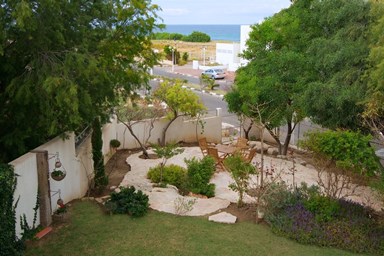 וילה על הים - החצר והים