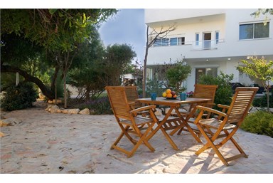 וילה על הים - החצר והים