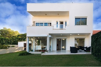 וילה על הים - החצר והים