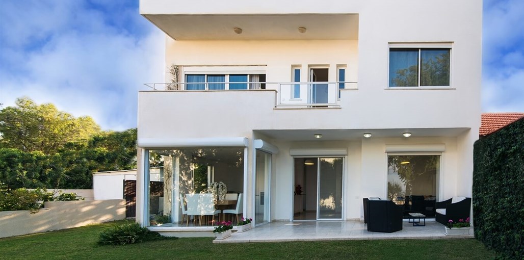 וילה על הים חצר וים (2).jpg