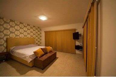 וילה טופז  - החצר והבריכה