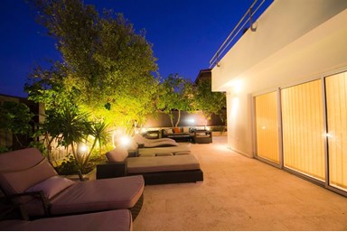 וילה טופז  - החצר והבריכה