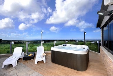 וילה מונסון - החצר והבריכה