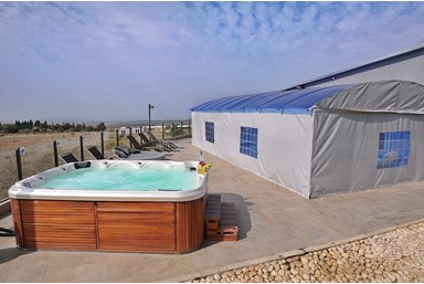 וילה מונסון - החצר והבריכה