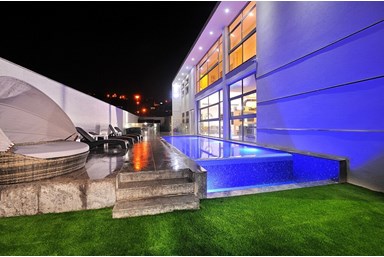 וילה ווין - וילה WIN - החצר והבריכה