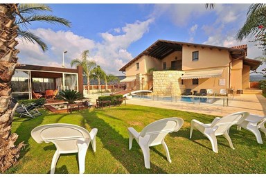 וילה אחוזת אלישבע - החצר והבריכה