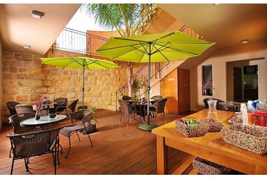 וילה אחוזת אלישבע - החצר והבריכה