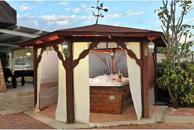 וילה אגדה בכנרת - הבריכה המחוממת והחצר