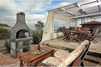 וילה אגדה בכנרת - הבריכה המחוממת והחצר