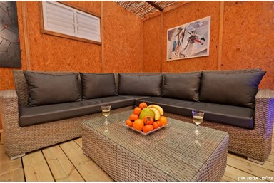 וילה פרדייז בכפר - החצר, הבריכה והספא