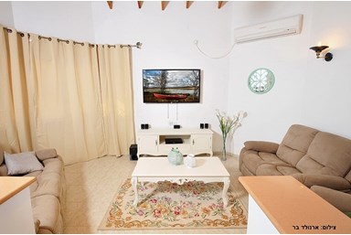 וילה נוף העמק - החצר והבריכה