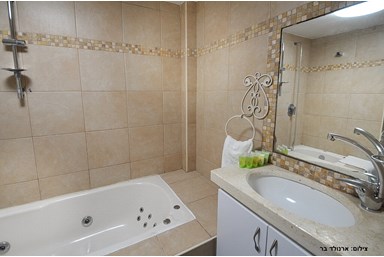 וילה נוף העמק - החצר והבריכה