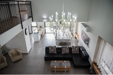 וילה גולדיס - חצר הוילה 