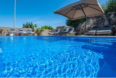 וילה לה קאסה - החצר והבריכה