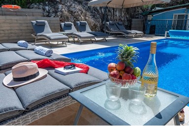 וילה לה קאסה - החצר והבריכה