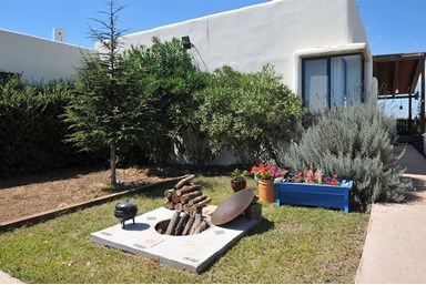 וילה על הקצה - החצר, הבריכה והנוף