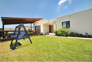 וילה על הקצה - החצר, הבריכה והנוף