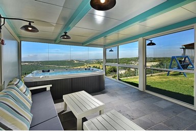 וילה על הקצה - החצר, הבריכה והנוף