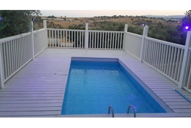 וילה לבנדר בהרים - החצר והבריכה