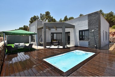 וילה בית אשכנזי - החצר והבריכה