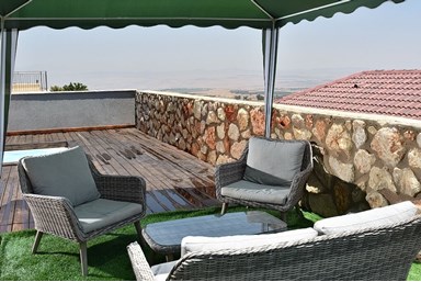 וילה בית אשכנזי - החצר והבריכה