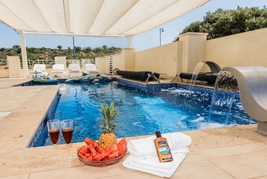 וילה לה וילה בל - הבריכה והחצר