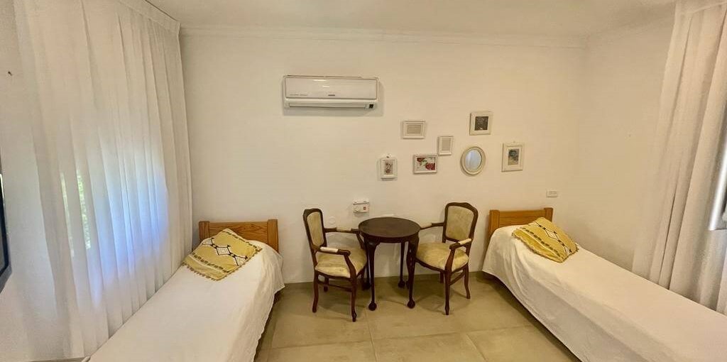 וילה אורחן חוויה חדר עם וילונות חדשים (2).jpeg