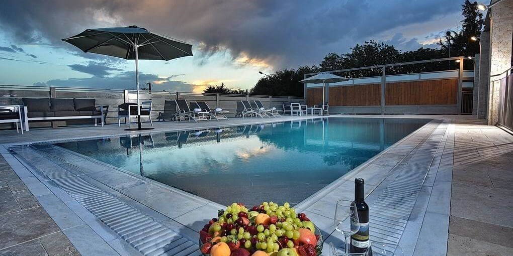 וילה שילובים בטבע החצר והבריכה (16).jpeg