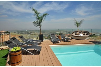 וילה נוף לגליל - החצר והבריכה