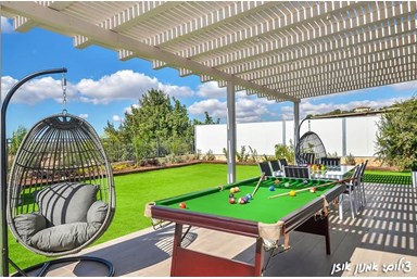 וילה רויאל סאן - החצר והבריכה