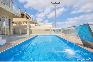 וילה Lalo - לאלו - הבריכה והחצר