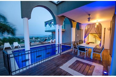 וילה ארמון כנרת - הבריכה והחצר