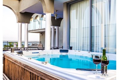 וילה ארמון כנרת - הבריכה והחצר