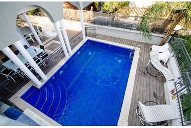 וילה ארמון כנרת - הבריכה והחצר