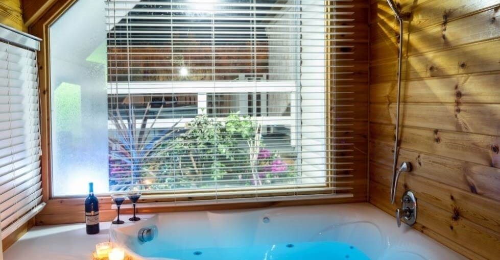 בקתות קסם בלבן בקתות עץ (2).jpg