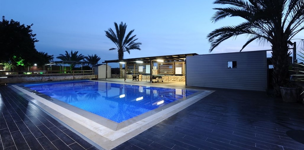 אחוזת כנען אחוזת כנען - הבריכה והחצר (18).JPG