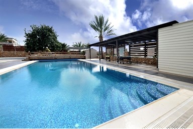 וילה אחוזת כנען - החצר, הבריכה והנוף