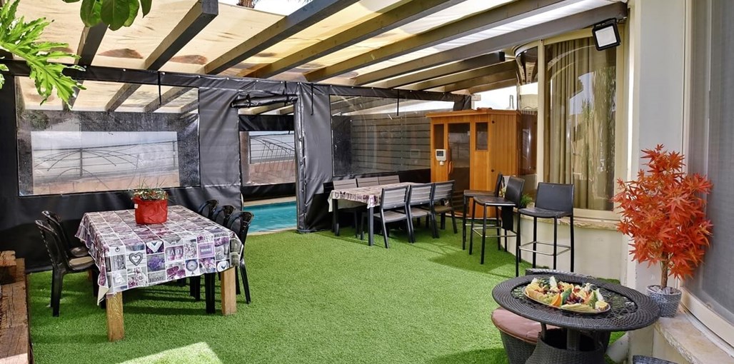 וילה גולדן וילה גולדן - החצר והבריכה (18).jpg