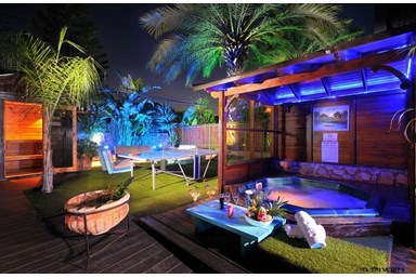 וילה נסיכת הכנרת - הבריכה והחצר