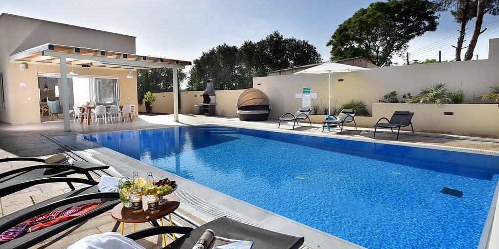 וילה רומיליה האוס וילה רומיליה - החצר והבריכה (9).JPG